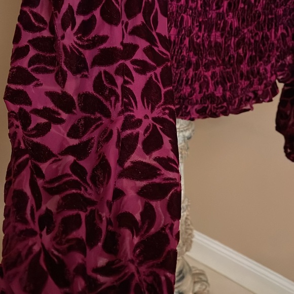 Velvet Burnout Torrid Size 2 Smocked TOP Sheer
Floral Sleeves Purple Wine Crop - Picture 16 of 17
